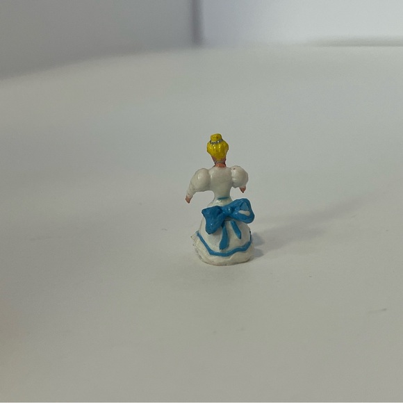 1996 Trendmasters Cinderella Star Castle Mini Figure Doll Polly Pocket Style 90s - Picture 4 of 9